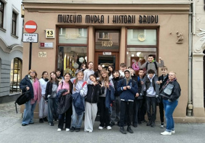 Uczestnicy wycieczki i opiekunowie przed Muzeum Mydła i Historii Brudu.