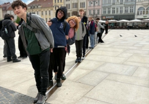 Uczniowie stoją na 18. południku.