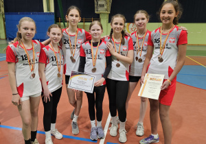 Drużyna dziewcząt w medalami i dyplomem