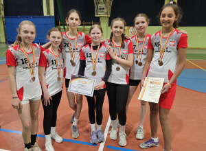 III miejsce dziewcząt w miejsko – powiatowych zawodach w czwórboju LA