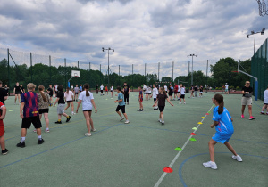 Uczniowie klas IV- VII na boisku sportowym.
