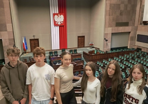 Uczniowie są na balkonie w sali sejmowej.