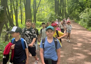 Dzieci idą po rezerwacie Niebieskie Źródła.