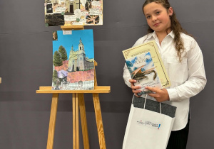 Antonina Legierska stoi obok sztalugi ze swoją pracą.
