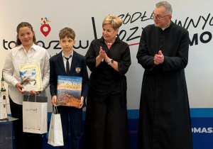 Antonina stoi obok innego laureata i organizatorów.