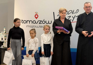 Małgosia Siekierska stoi z innymi wyróżnionymi i organizatorami.
