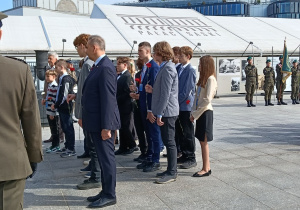 Piotr stoi z innymi delegacjami do złożenia kwiatów przy Grobie Nieznanego Żołnierza..