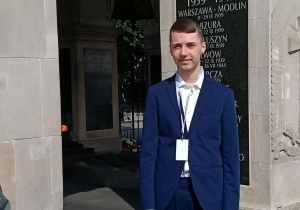 Piotr stoi przy Grobie Nieznanego Żołnierza.