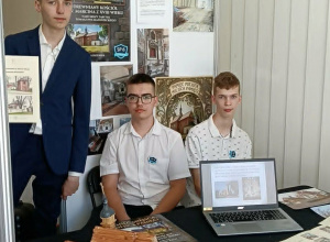 Uczniowie klasy VIIIb w finale projektu " Pamięć miejsca- miejsca pamięci"