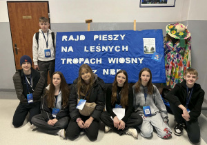 Uczniowie przed tablicą z nazwą rajdu