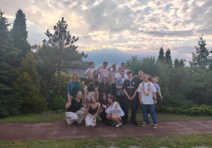 Klasa 8a z wychowawcą na boisku szkolnym.
