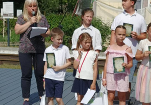 Laura stoi pośród nagrodzonych.
