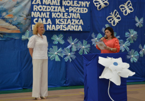 Pani wicedyrektor żegna odchodzącą na emeryturę p. Emilię Kwaśniak