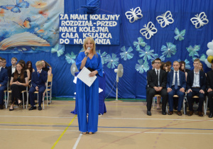 Pani Dyrektor Elżbieta Wilczyńska wita przybyłych na uroczystość gości.