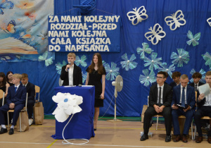 Ósmoklasiści w czasie występu.
