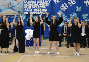 Ósmoklasistki tańczą.