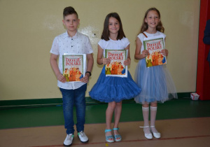 Kuba, Maja i Tosia- nagrodzeni uczniowie z kl. IVb