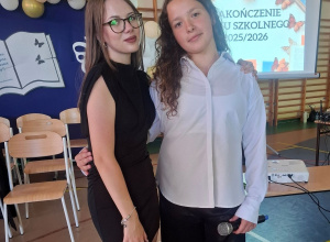 Ustępująca przewodnicząca i nowo wybrana.