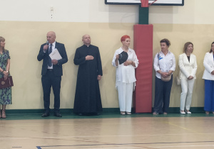 Dyrektor, zaproszeni goście oraz nauczyciele