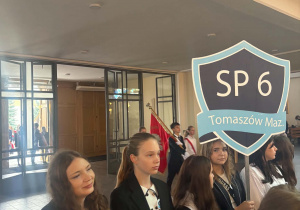 Dziewczynki stoją z tarczą w kościele.