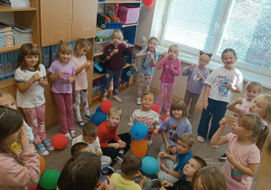 Dzieci bawią się bańkami mydlanymi.