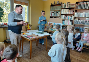 Przedszkolaki odgadują jesienne zagadki zadawane przez prowadzących.