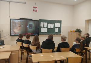 Uczniowie oglądają wywiad z poetką.