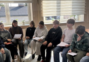 Uczniowie klasy VIIa słuchają poezji.