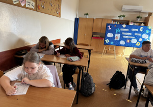 Uczniowie klasy IVb rozwiązują łamigłówki ortograficzne.