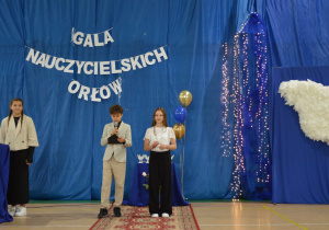 Uczniowie odczytują nazwisko zwycięskiego nauczyciela.