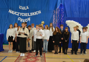 Uczniowie klasy VIIa składają życzenia.