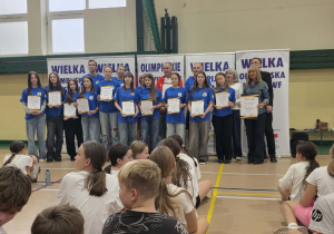 Nasze wolontariuszki stoją z Olimpijczykami.