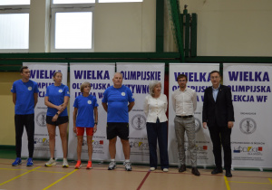 Organizatorzy i Olimpijczycy witają uczniów.
