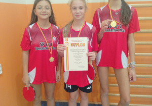 Dziewczyny z medalami i dyplomem za zajęcie I miejsca w powiecie.