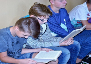 Chłopcy z klasy VIII czytają "Sachem"