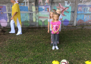 Dziewczynki podczas konkurencji z piłką