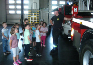 Dzieci podziwiają strażackie wozy
