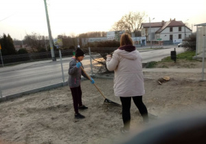 Sprzątanie terenu wokół budynku OSP w Białobrzegach