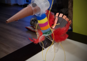 Marionetka strusia z kolorowych korków i innych tworzyw sztucznych