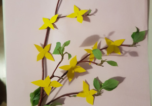 Gałązka z żółtymi, wiosennymi kwiatami
