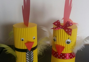 Żółte kurczaki z piórkami