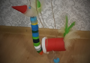 Marionetka strusia stworzona z tworzyw sztucznych
