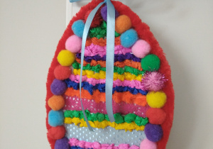 Wielkanocne jajko wykonane z kolorowej bibuły i malutkich pomponików