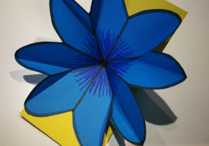 Papierowy, ciemnoniebieski kwiat