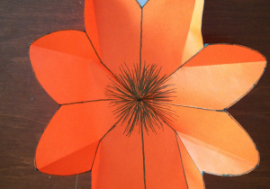 Duży, pomarańczowy, papierowy kwiat