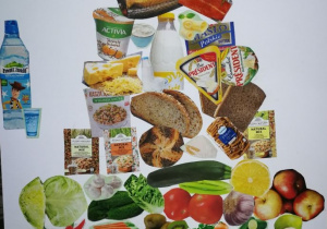 Piękna piramida żywieniowa utworzona z naklejonych obrazków