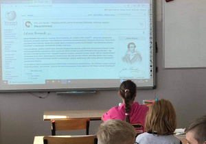 Czwartoklasiści podczas lekcji zapoznają się z notą biograficzną Juliusza Słowackiego