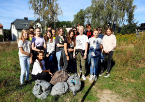 Klasa VIIc po zakończonej akcji " Sprzątanie Świata"