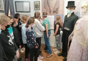 Uczniowie klasy VIb oglądają wystawę w muzeum