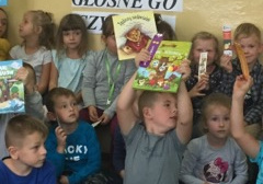 Dzieci z grupy "0" prezentują swoje ulubione książeczki